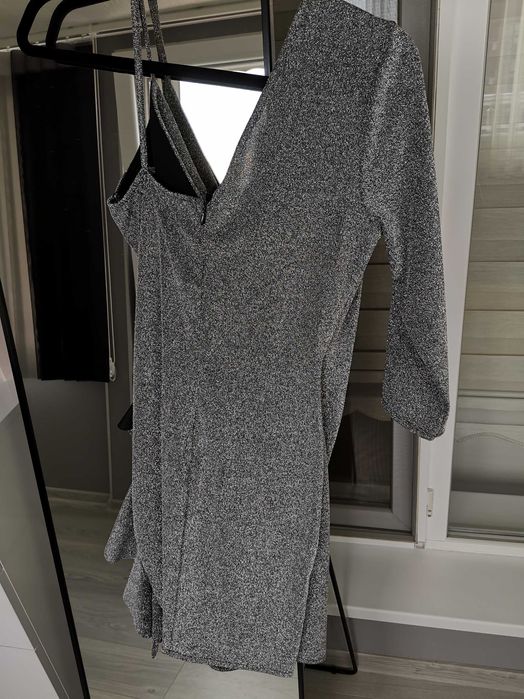 Елегантна рокля с един ръкав