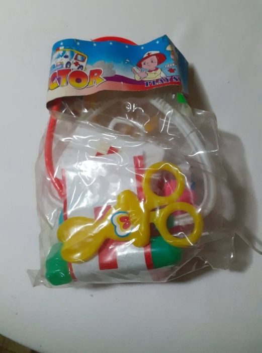 Играчки от затворил магазин-кукли, бебета, ранички