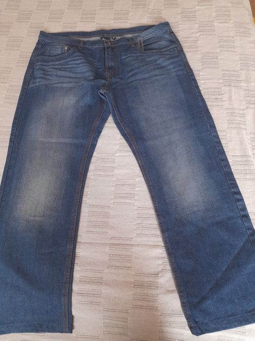 Нови мъжки дънки ,размер 38 и един  броя къси.