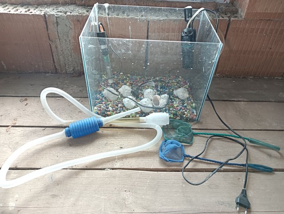 Vând acvariu complet echipat cu pompa aer încălzitor termostat decor pompa scoatere apa mincioc trimit și in tara