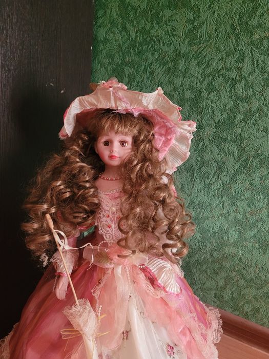 Продам фарфоровая куклу