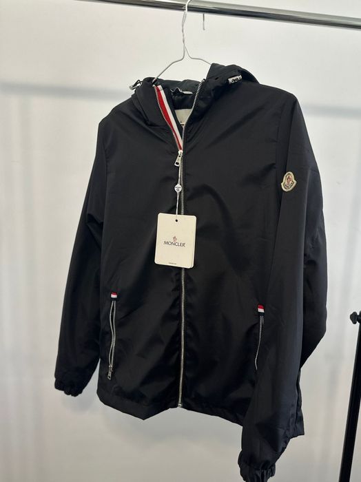 Geci impermeabile,  anti vânt și potrivite pentru zilele ploioase