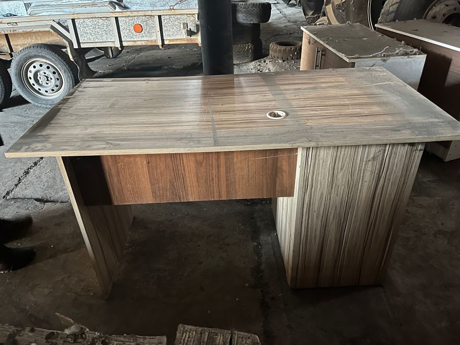 настольный стол  с тумбочкой