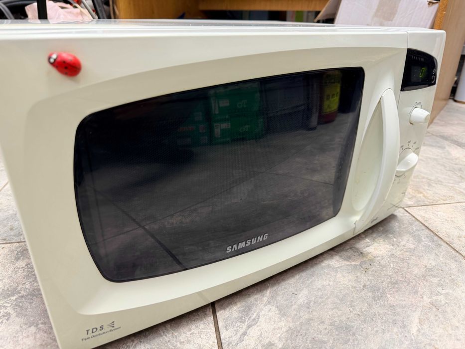 Микровълнова фурна Samsung  с грил , 850 W, 23 Литри