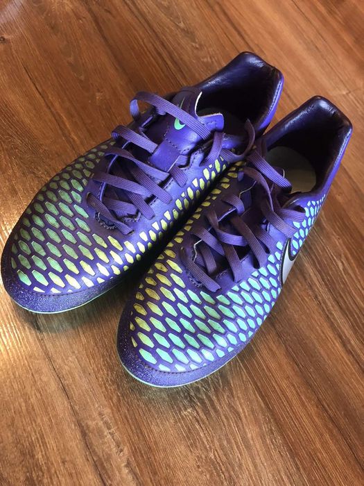 Футболни стоки бутонки Найк и Диадора, кори Адидас