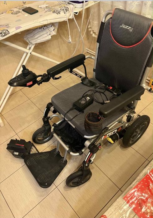 Caruț electric pentru persoane cu handicap Pride Mobility