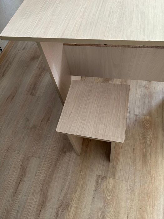 Стол размер 60 см*90 см и 4 табуретки