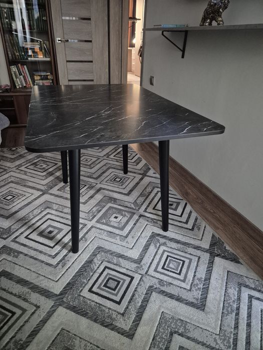 Продам стол чёрный.