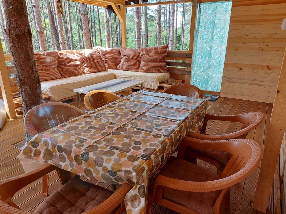 Стационарна Каравана с Веранда на къмпинг "Якото Място"