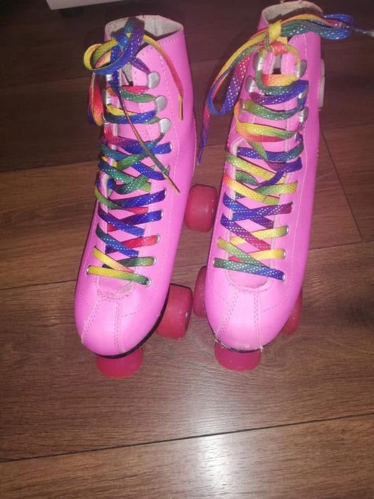 Розови кънки със светещо сърце