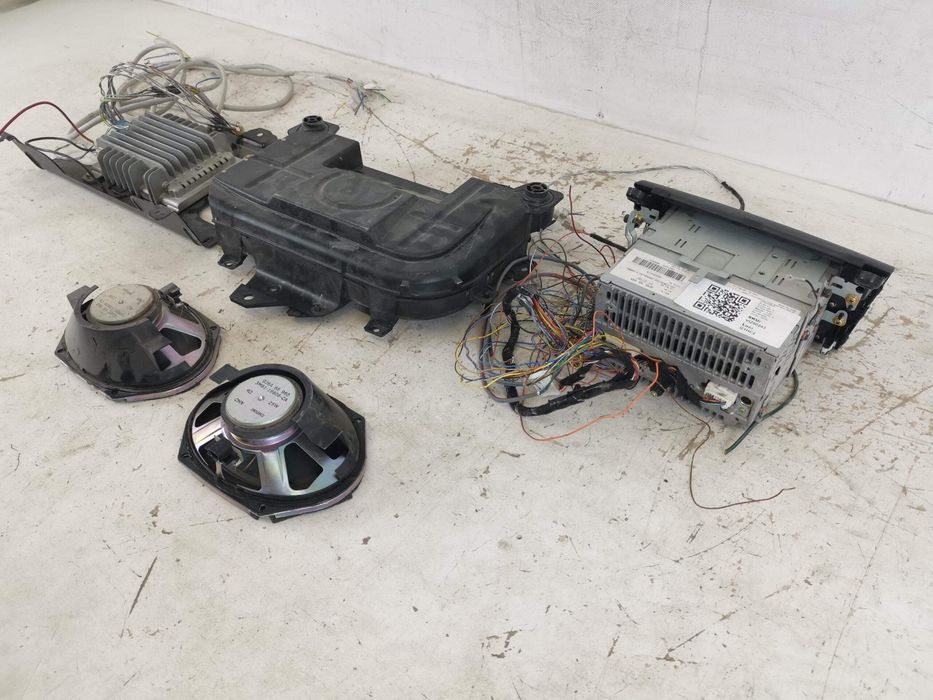 Amplificator Audio Cu Subwoofer Si Unitate Radio Mazda  3 BK 2003 2004