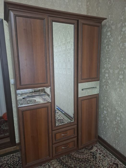 Shkaf va tremo sotiladi xolati yaxshi aybi singan urilgan joyi yoq