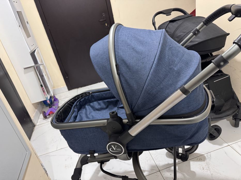 Коляска новая синего цвета