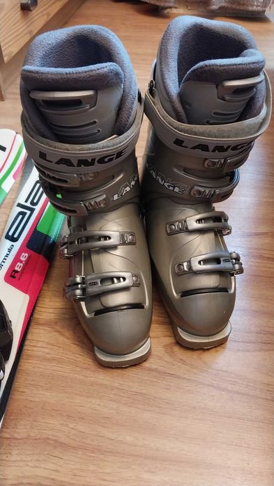 Продам комплект лыж и ботинок