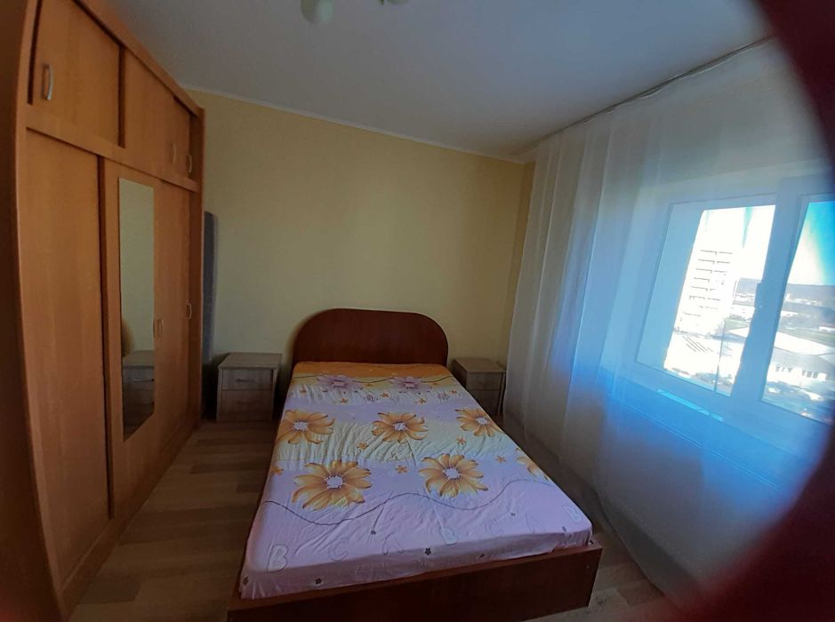 Apartament cu două camere de închiriat.