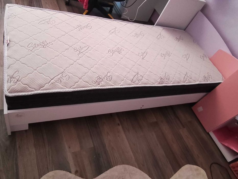 Продавам легло с матрак