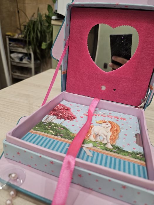 Пееща кутия с огледалце и тайно дневниче