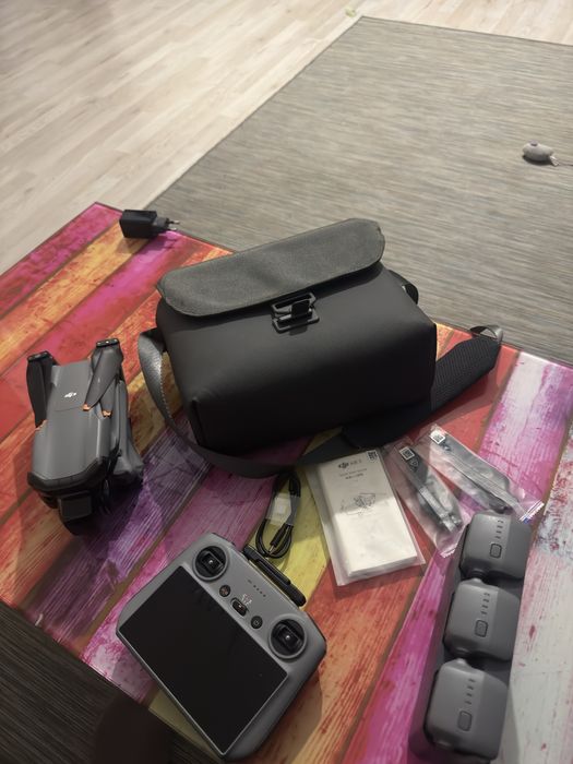 DJI Air 3 Fly More combo cu 3 baterii si controler ch display