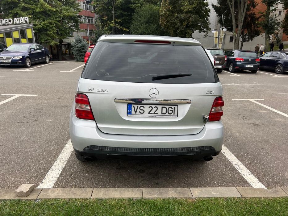 Vând Mercedes ML