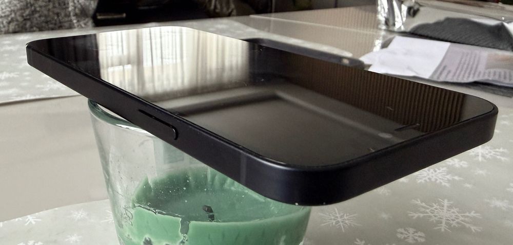 iPhone 12 -- 64 GB -- черен -- 81% батерия