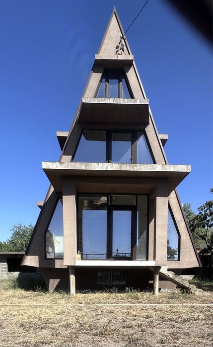 Масивна къща с дворно място