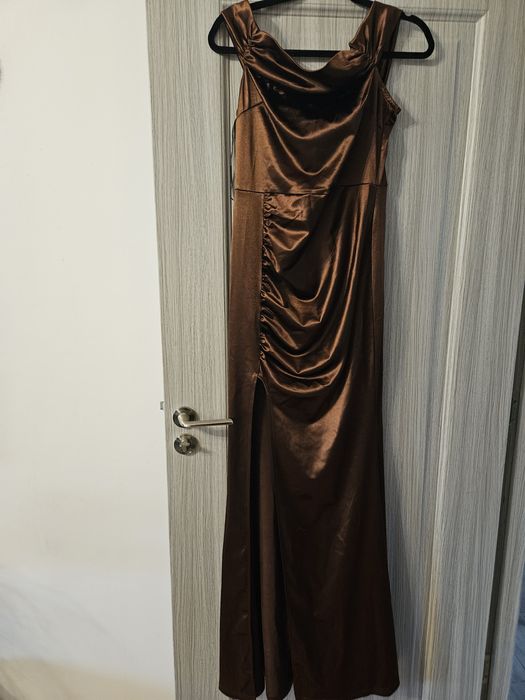 Rochie ciocolatie pe umăr cu crepatura pe picior mărimea M-L