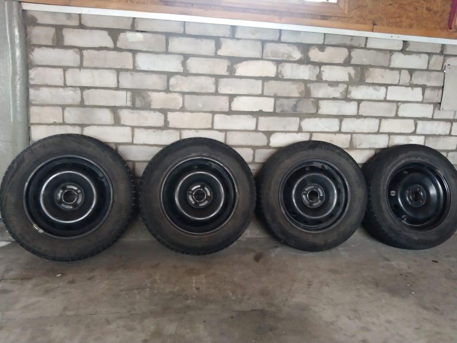 продам диски с шинами летними.