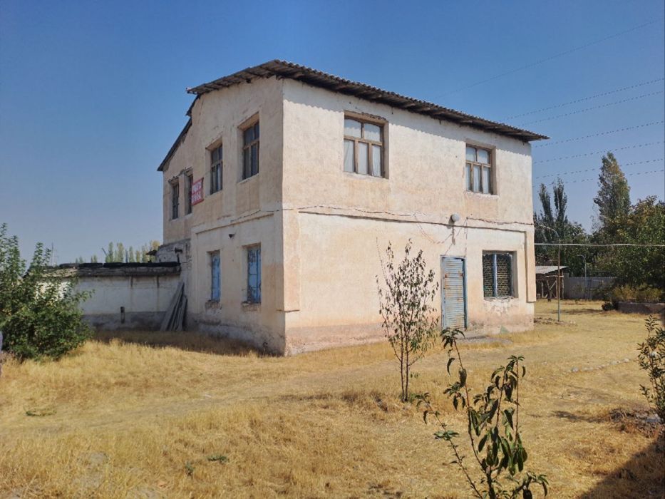 Xovli sotiladi 22sotih Yuqori chirchiqda gaz,suv, svet bor. 2 etajlik