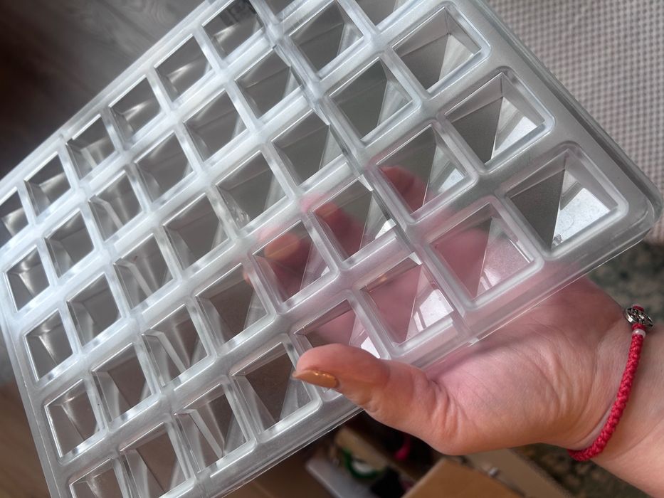 форми / молд за шоколадови бонбони