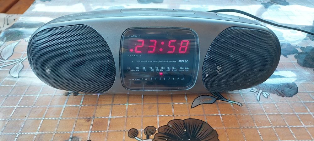 Vând radio Grundig sonoclock 350