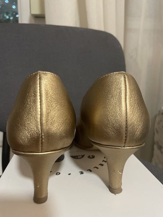 Vand pantofi eleganti, nr. 38, facuti la comanda pe site-ul Gazzelle.