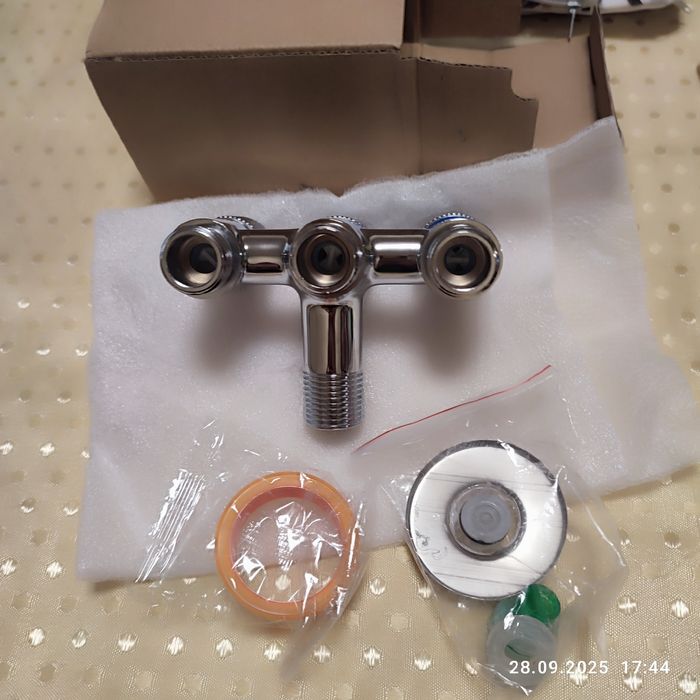 Три посочен воден кран за баня