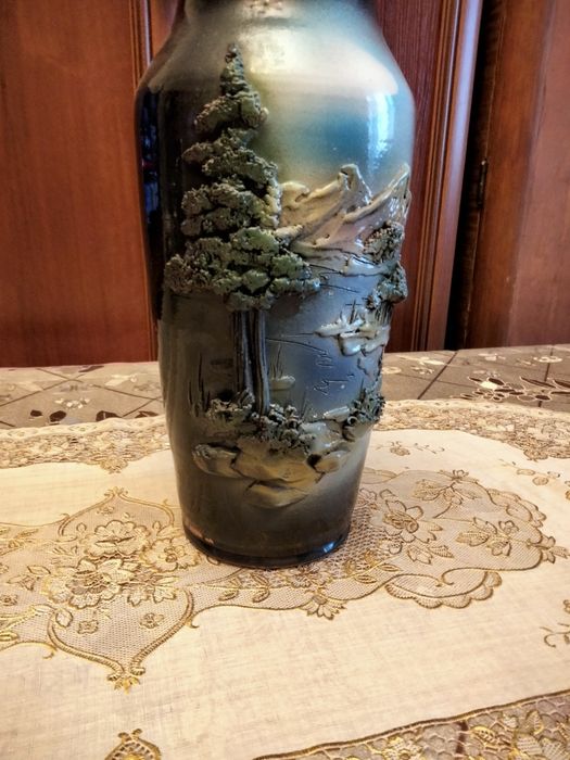 Ваза  с барельефным  рисунком.