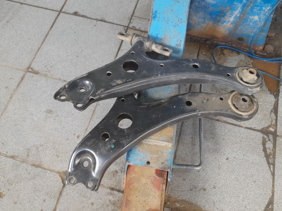 Продаётся  рычаги передние