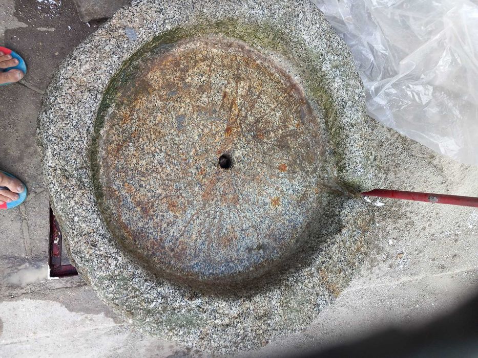 Воденичен камък  от малка   воденица.