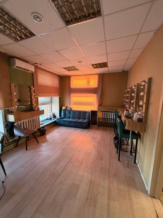 Бьюти-студия в цертре, столы визажиста