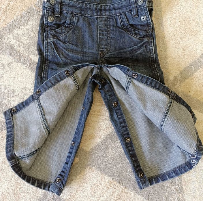 Продам джинсовый комбинезон на мальчика