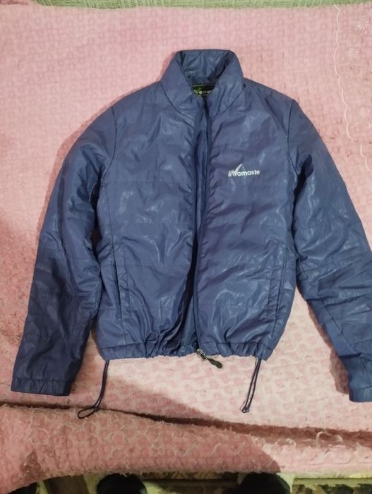 Продаётся женская лёгкая курточка.