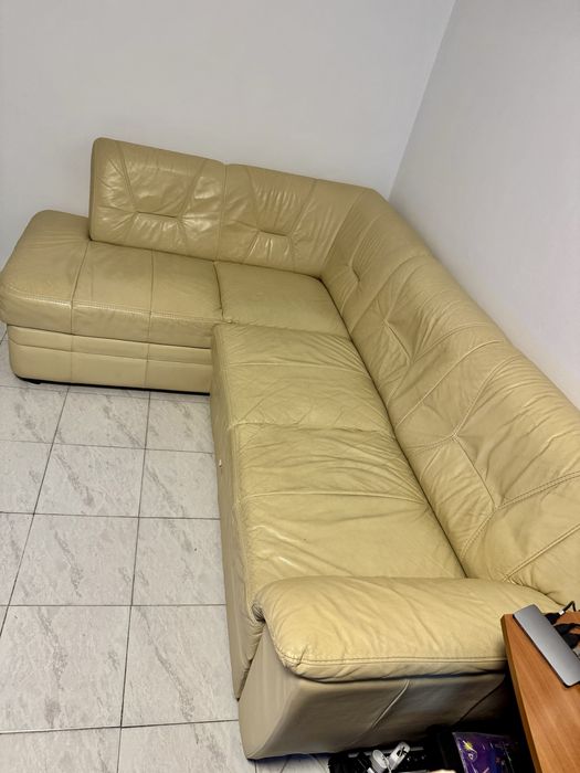 Coltar din piele naturala bej si 2 tabureti in stare buna toate