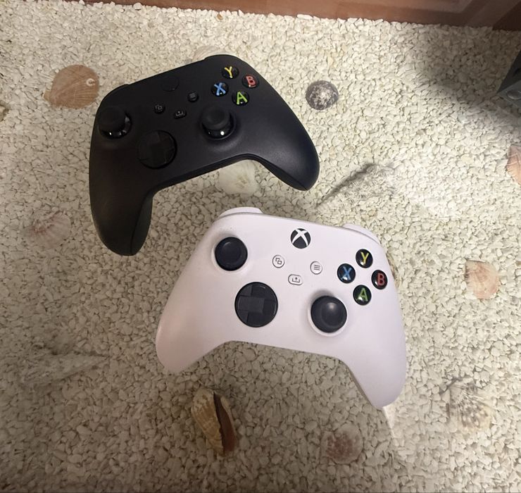 Xbox seria X 1 TB гаранция до 12.2026 с 2 джойстика