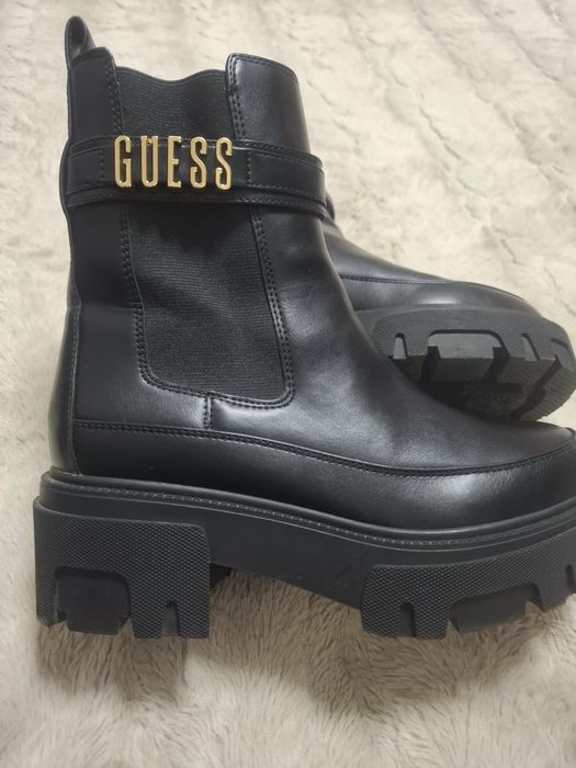 Боти Guess като нови