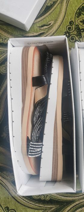 Сандали едните са на платформа