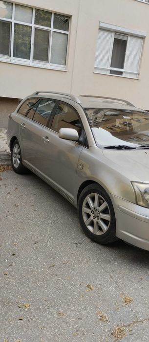 Продавам Тойота Авенсис