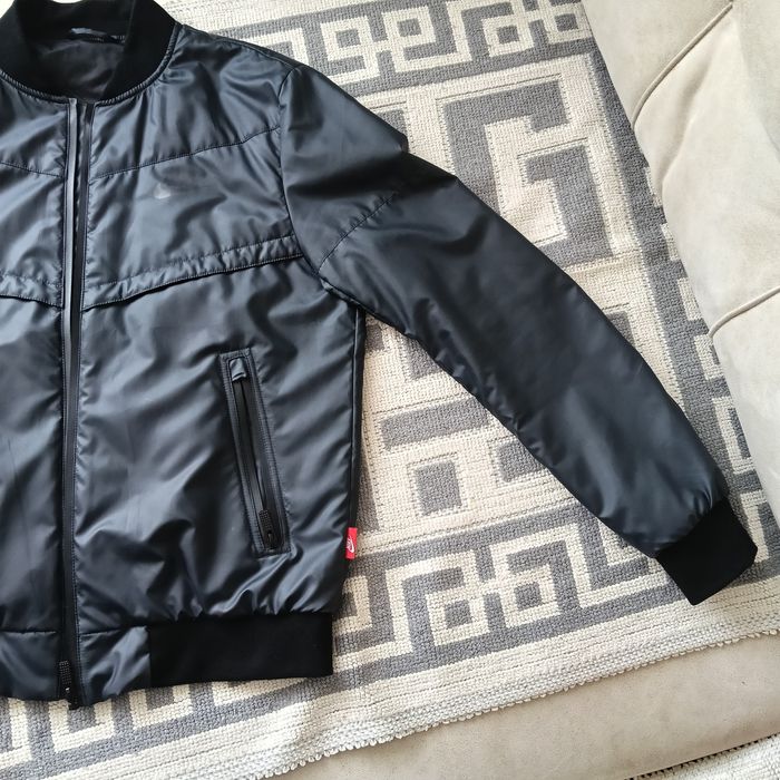 Ветровка продам...