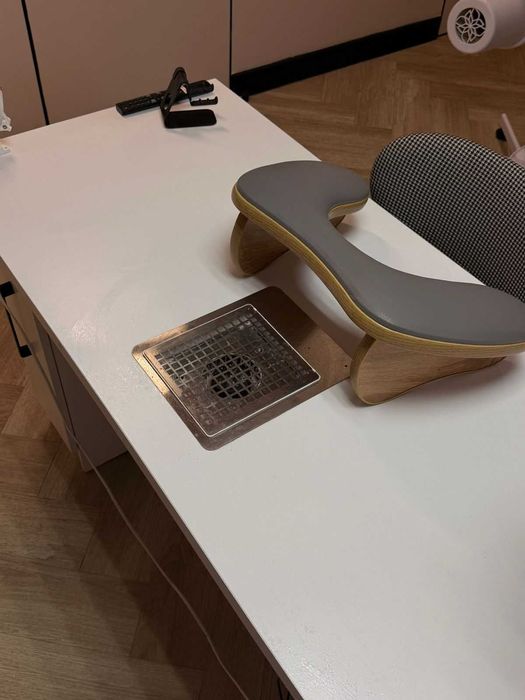 Стол для маникюра с пылесосом.