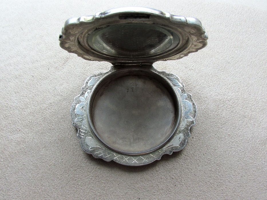 Стара сребърна,гравирана пудриера
