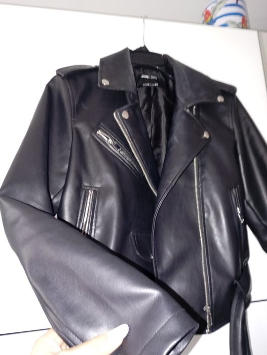 Vând Geacă de piele, purtată de câteva ori,e în stare Foarte bună.