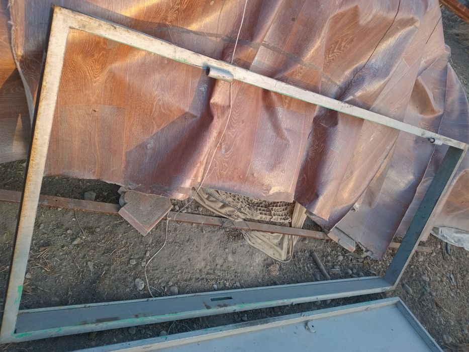 Дверь железная продаётся.