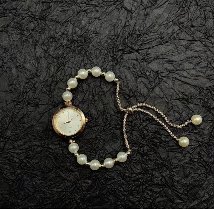 Элегантные часы-браслет с жемчужным декором