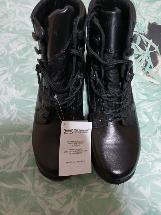 Чисто нови черни боти